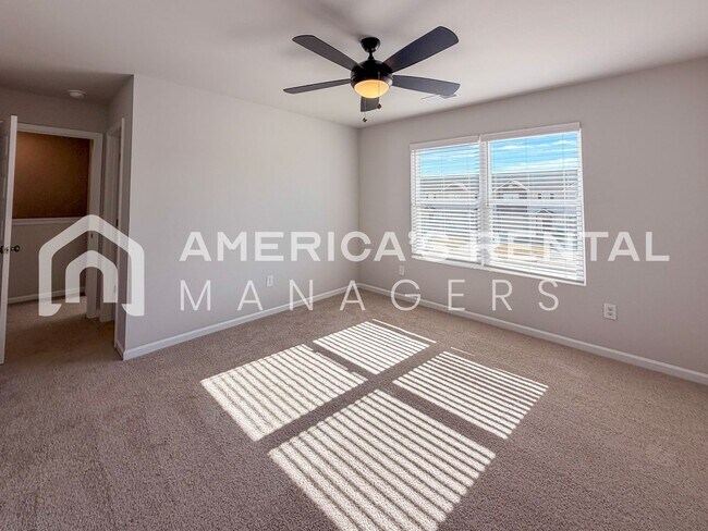 Building Photo - Bright and Spacious Lincoln Townhome for R...