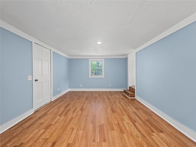 Building Photo - 3542 Shoreland Dr