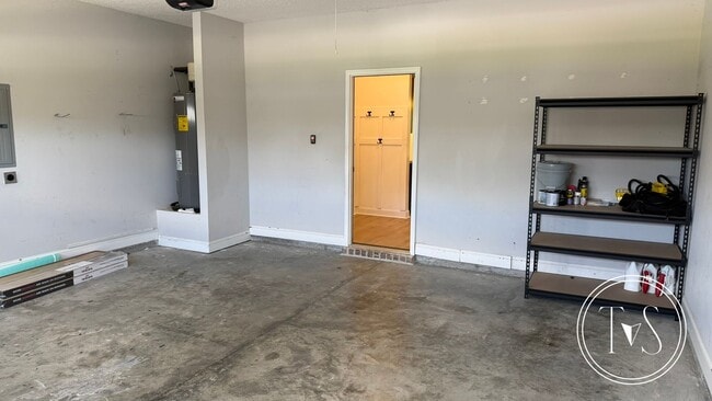 Building Photo - RATE DROP ALERT (was $2600/month) and MOVE IN SPECIAL: $1000 OFF 1ST MONTH'S RENT!**