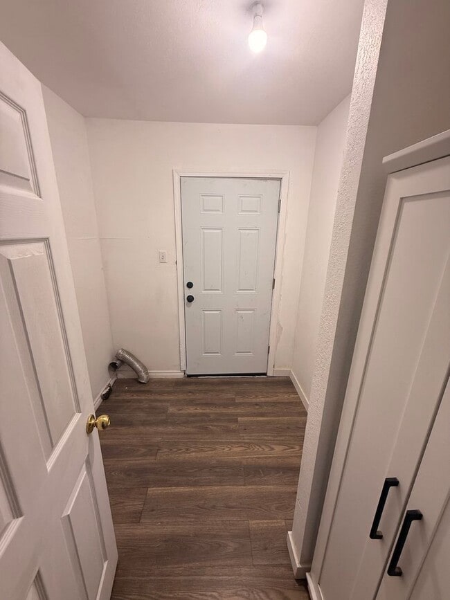 Building Photo - Cute 1 bedroom with a flex space in a grea...