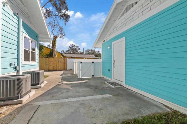 Building Photo - Charming Detached One-Bedroom with Modern ...