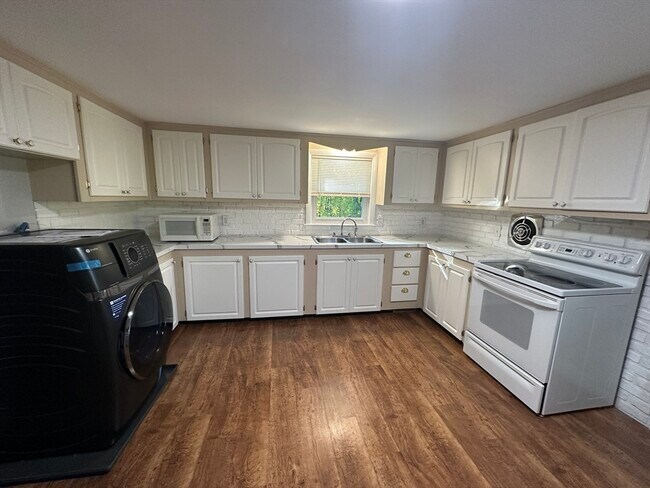 Building Photo - 2 Bow St