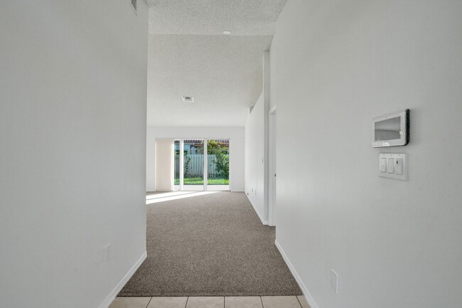 Building Photo - Great Single Family Home in Miramar