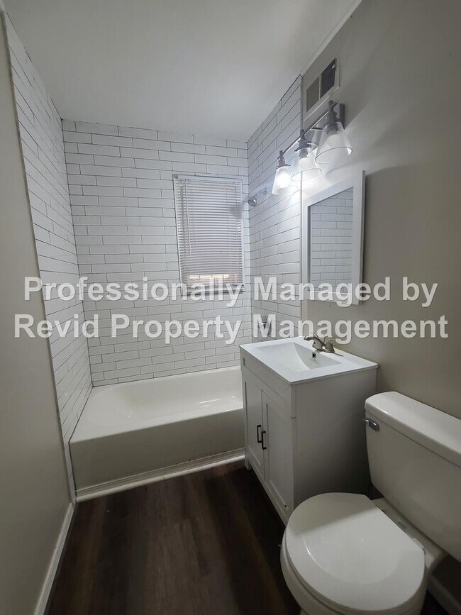 Building Photo - 744 Lester St