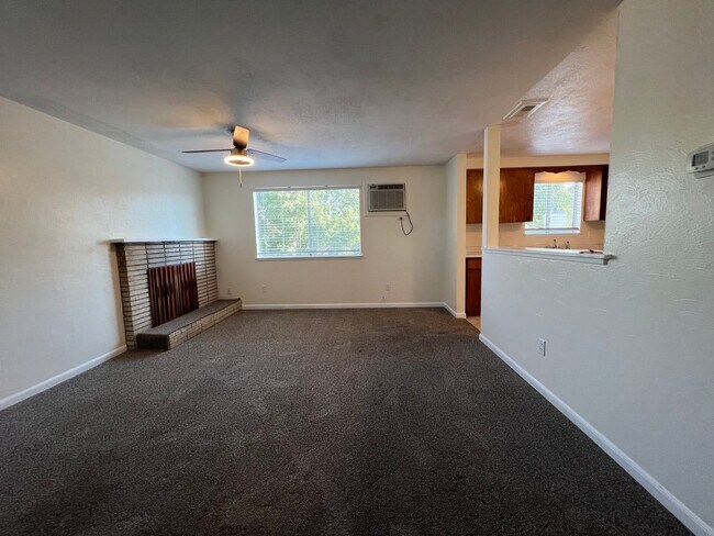 Building Photo - Three bed/Two Bath Upstairs Apartment | Available Now