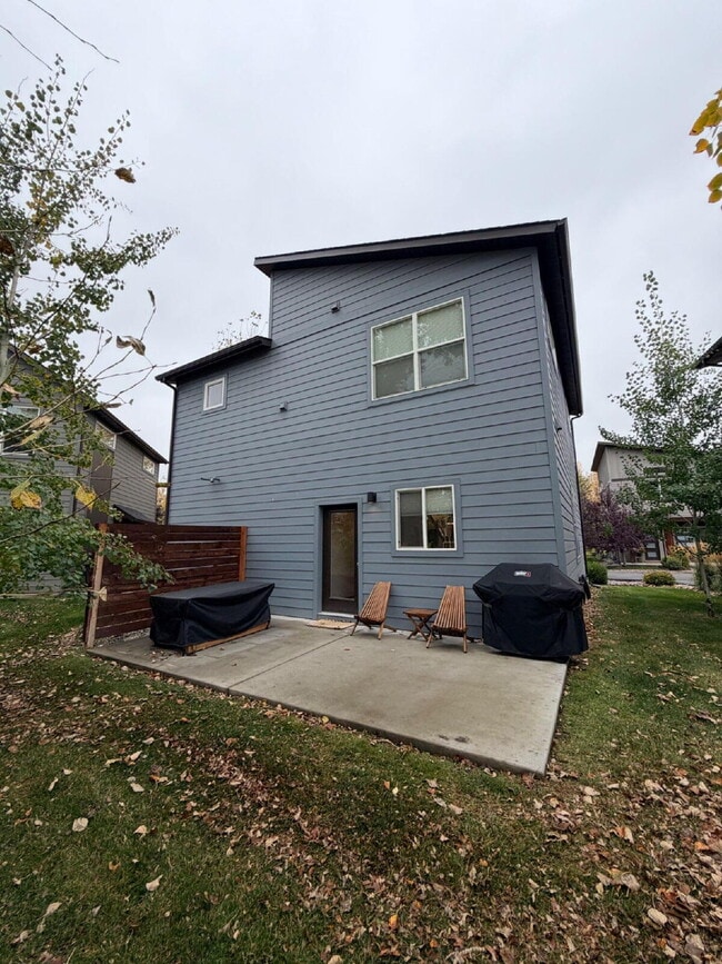 Building Photo - Gorgeous and Quiet 3 Bed 2.5 Bath Home in Railway Lofts & Cottages With Gallatin River Access!! M...