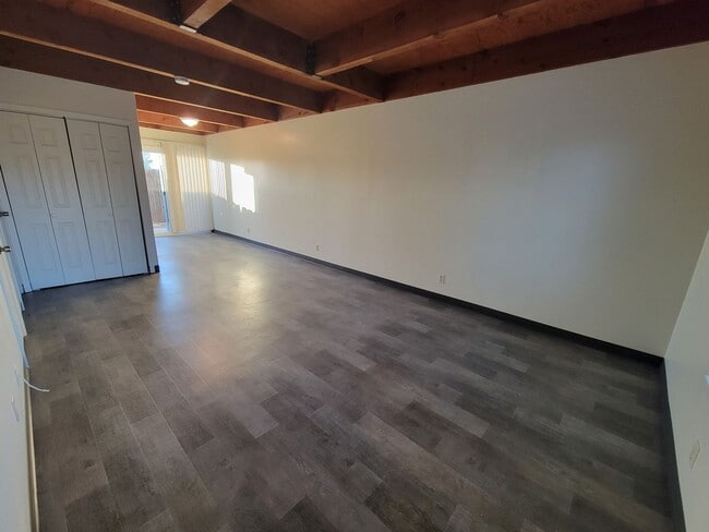 Building Photo - 2 Story Condo in Corning - Richfield Garde...