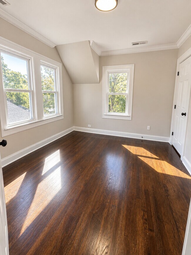 Building Photo - 236 Pinewood Ave
