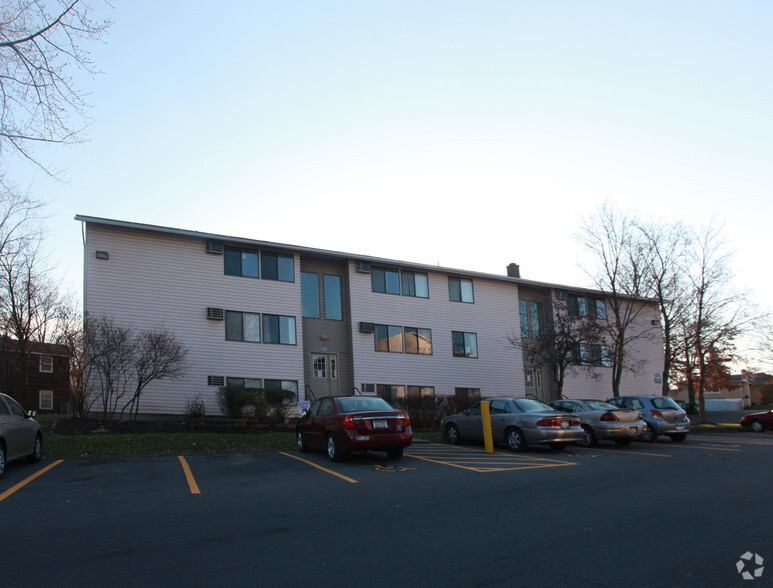 Primary Photo - Brook Manor Apartment Homes