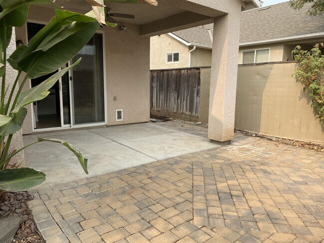 Building Photo - 5577 N Plum Ln