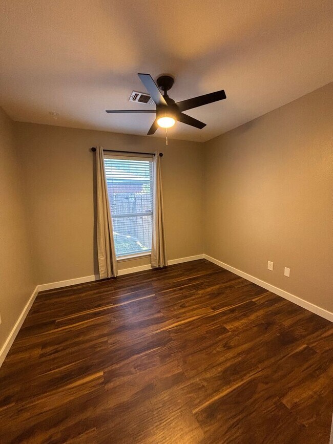 Building Photo - 1117 Marcia Ln