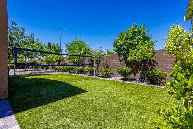 Building Photo - Stunning 5 Bed, 4 Full Baths And 2 Half Ba...