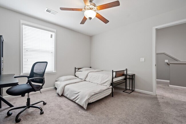 Building Photo - Furnished rental/Short Term Available