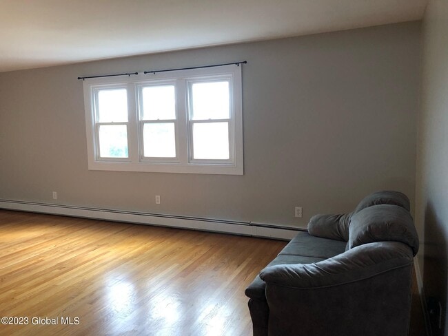 Building Photo - 121 Maple Ave