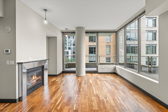 Building Photo - 910 Lenora St