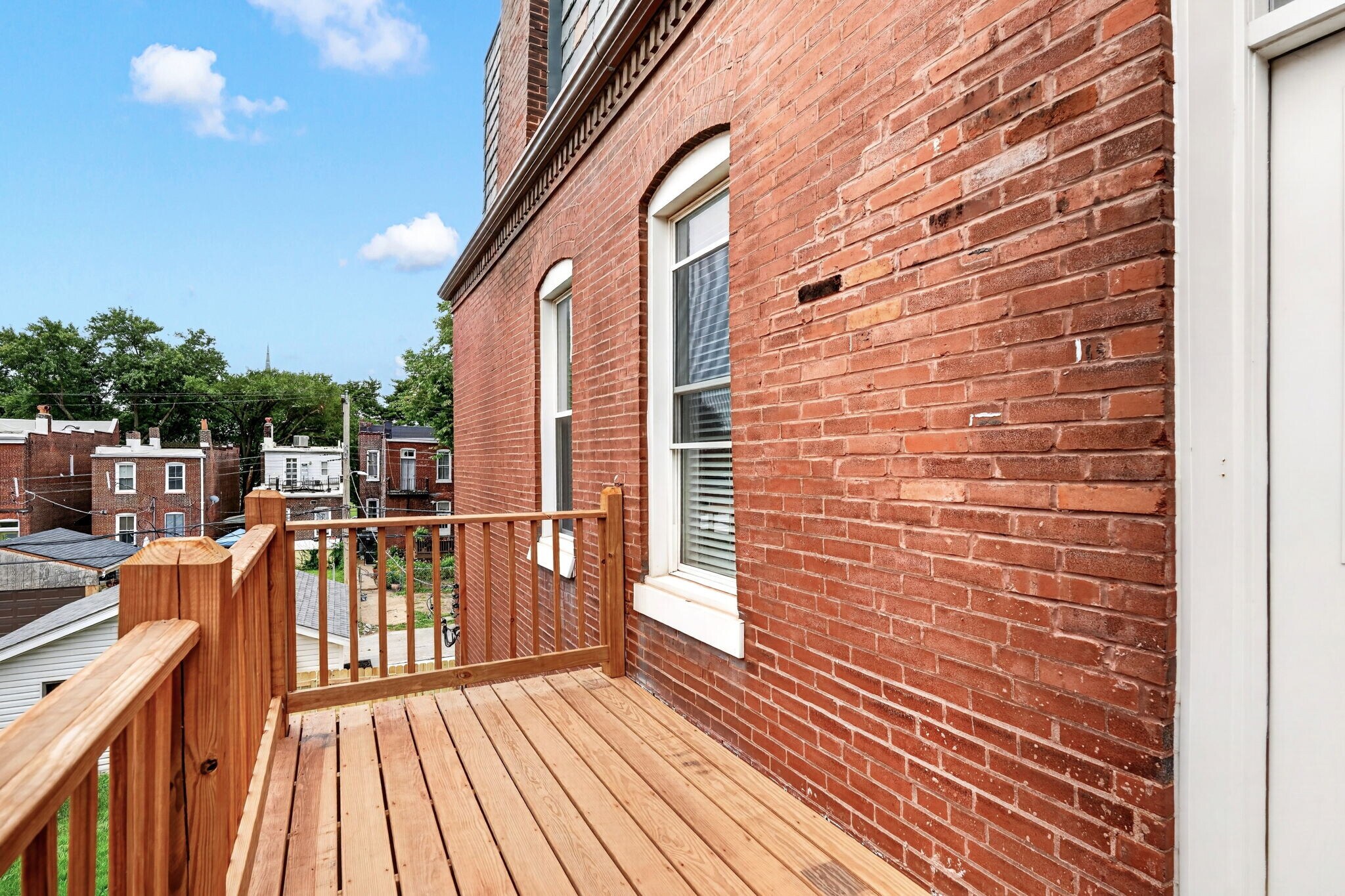 Side deck off kitchen - 2722 Armand Pl