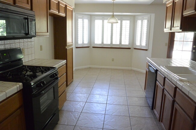 Building Photo - Nice home in great South West Visalia neighborhood in the El Diamante School District