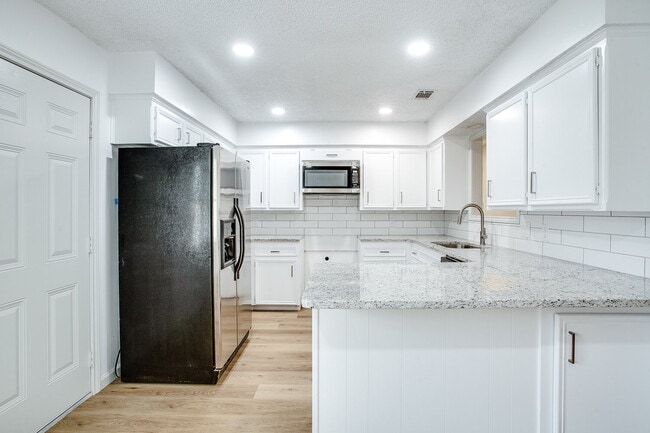 Building Photo - Fully updated 2 bedroom 2 bath 2 car garag...