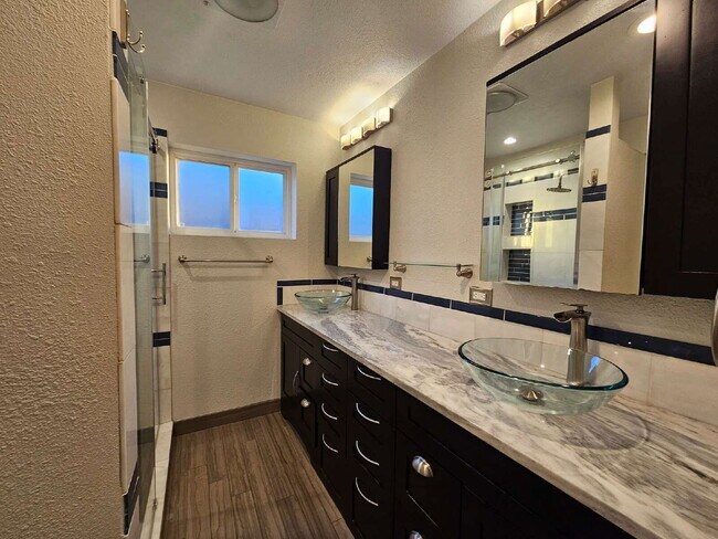 Building Photo - 2025 Lee St