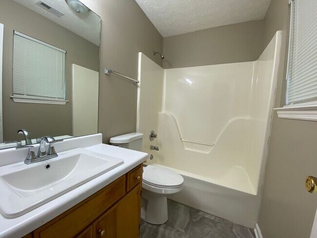 Building Photo - Beautiful Renovated House in North Nashville - Fenced in Yard!