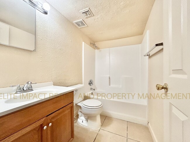 Building Photo - 425 E Thoroughbred St