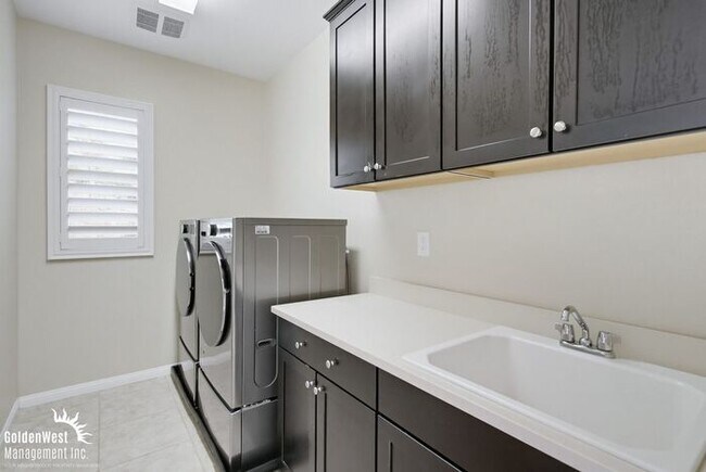 Building Photo - Beautifully Appointed 5Bdm 4Ba Home Located in San Marcos!