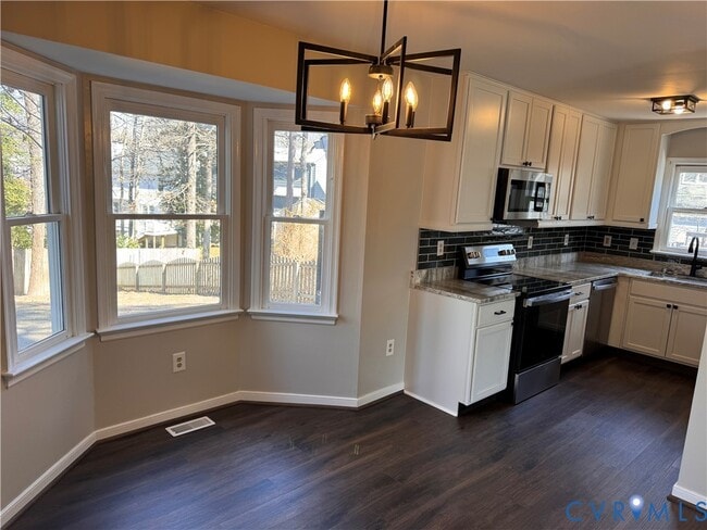 Building Photo - 6162 Retreat Hill Ln