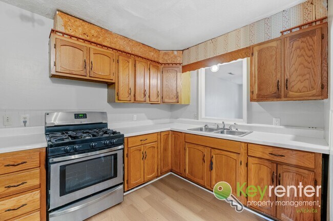 Building Photo - Beautifully Updated 3-Bedroom Home in Central Wichita!