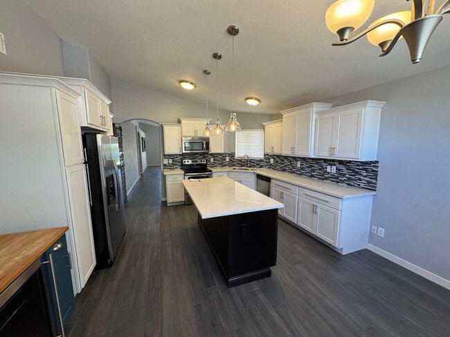 Building Photo - 24 S Willow Creek St