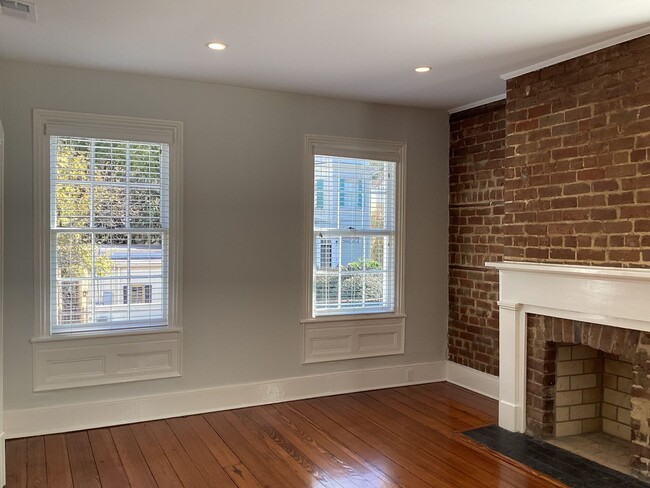 Building Photo - Move in Ready Duplex Close to Forsyth Park