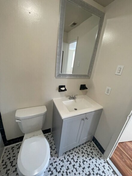 Building Photo - Grad Hospital 2 Bedroom