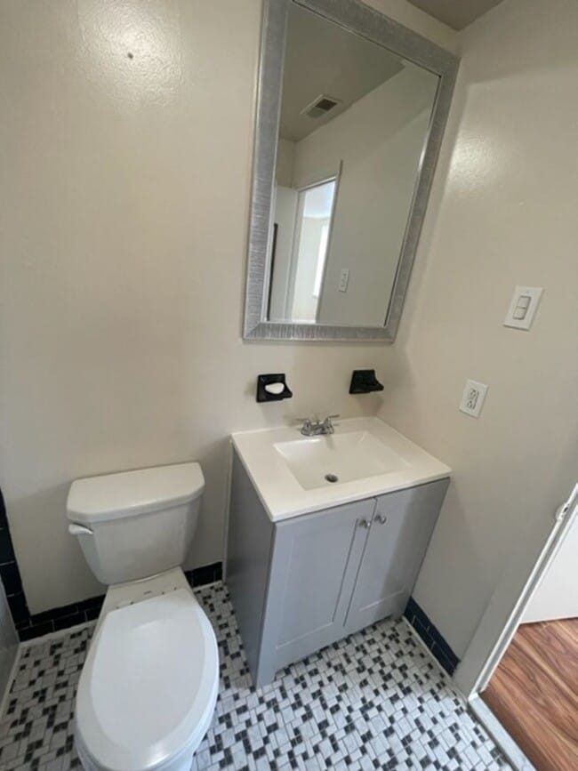 Building Photo - Grad Hospital 2 Bedroom