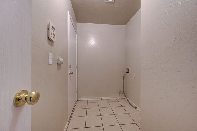 Building Photo - Gorgeous 3 bed 2 bath in Norman!