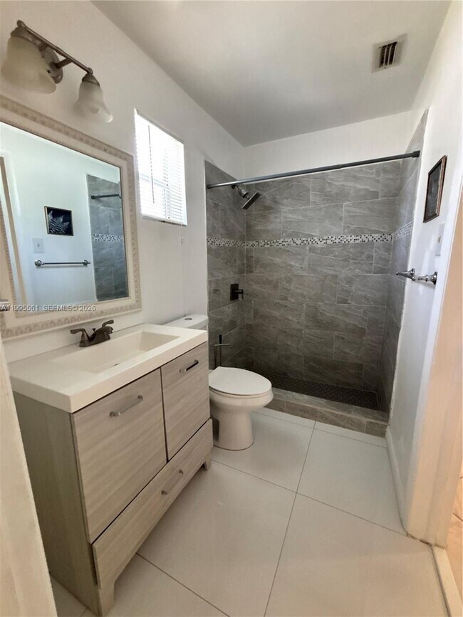 Building Photo - 839 S Highland Dr