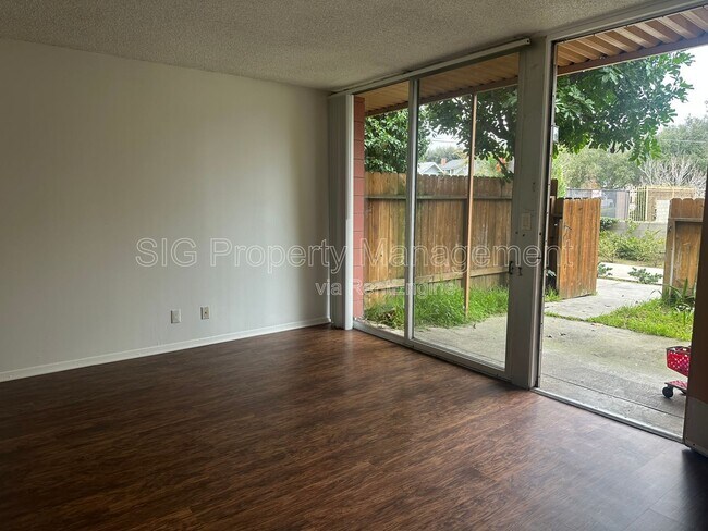 Building Photo - 650 N Oakland Ave