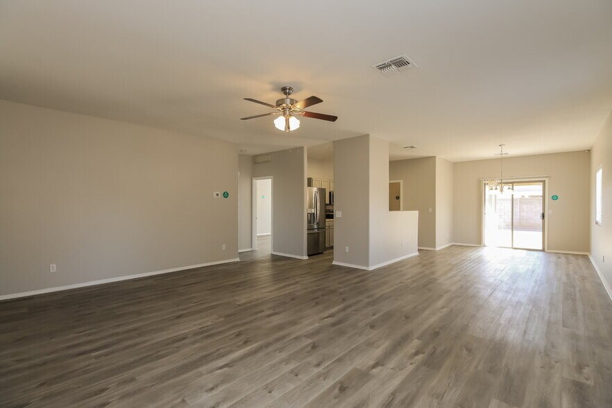 Building Photo - 1733 E Silversmith Trail