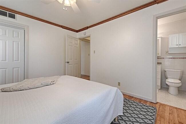 Building Photo - 3042 Newcastle Dr