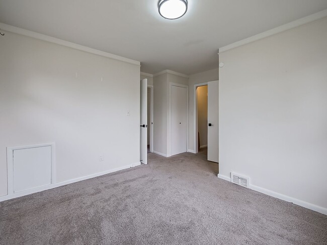 Building Photo - AVAILABLE NOW! Beautiful 3-Bedroom Waterfr...