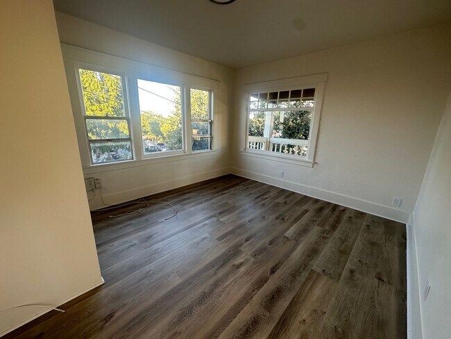Building Photo - UPGRADED 4 BEDROOM NEAR DRAKE PARK!