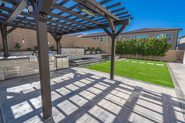 Building Photo - 5-Bedroom Home with Loft in Gated Victoria at Plum Canyon!