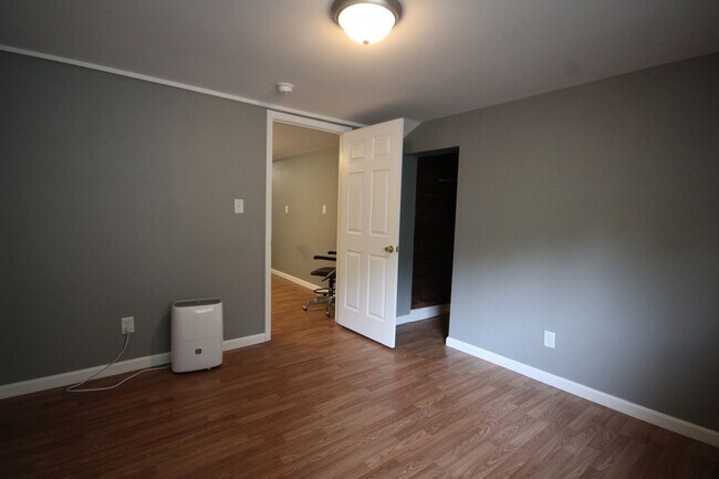 Building Photo - 1 Bedroom 1 Bathroom in St. Elmo! Laundry ...