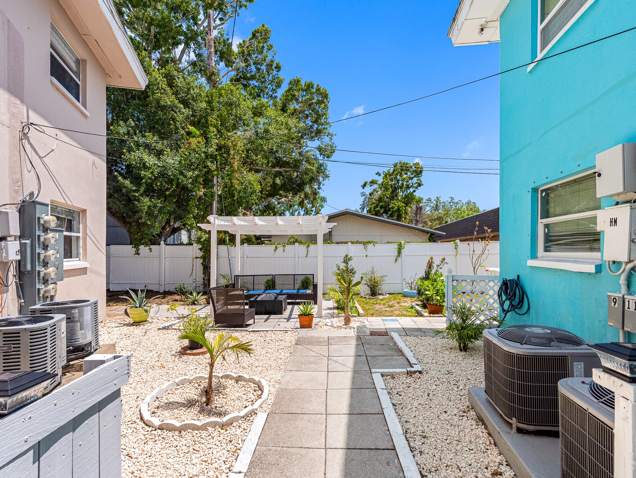 Large backyard with pergola - 311 Avanda Ct