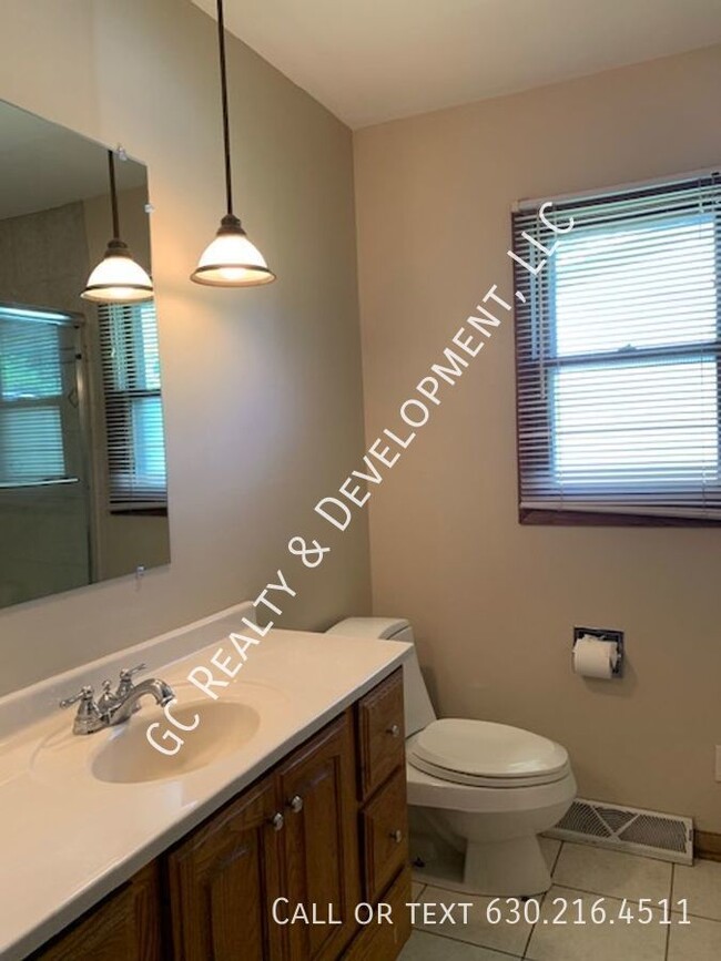 Building Photo - ***SINGLE FAMILY RANCH / 3 BDRM / 2.5 BTH ...