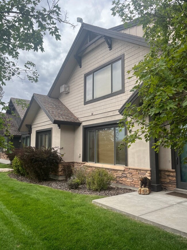 Building Photo - 5877 E Big Horn Pkwy