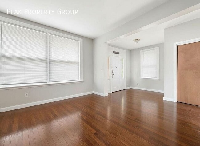 Building Photo - 227 E Northwood Ave