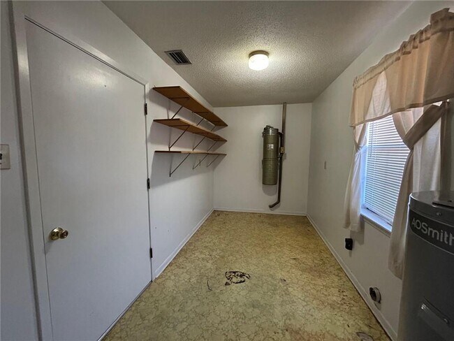 Building Photo - 5359 Emmett Dr