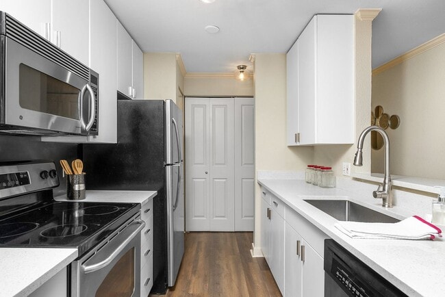 Building Photo - Available Now - 2BR/1.5BA Condo in Kirkland