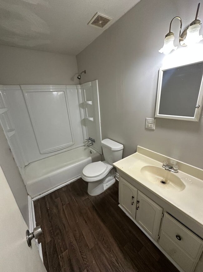 Building Photo - 2 Bedroom 1 Bathroom Duplex