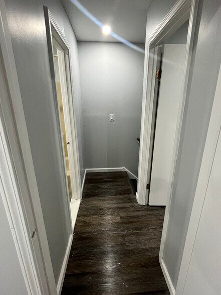 Building Photo - 11 Limerick Dr E