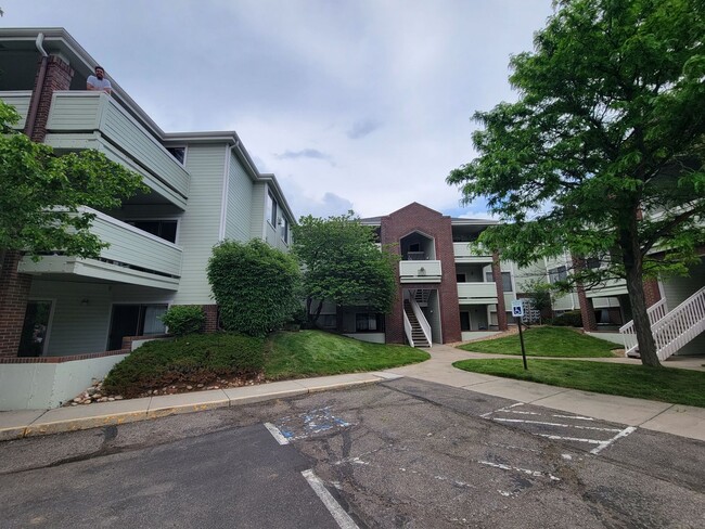 Building Photo - Top-Floor, spacious, 1 Bedroom Condo in So...